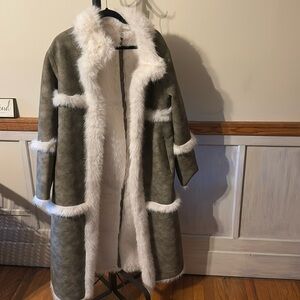Beautiful long vegan shearling jacket with pockets and snap buttons